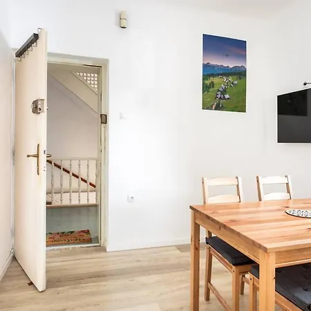 New Castle View And Parking Apartment Bled